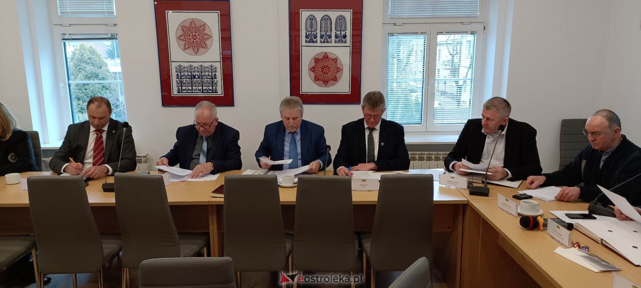 Sesja rady powiatu ostrołęckiego [7.03.2023] - zdjęcie #8 - eOstroleka.pl