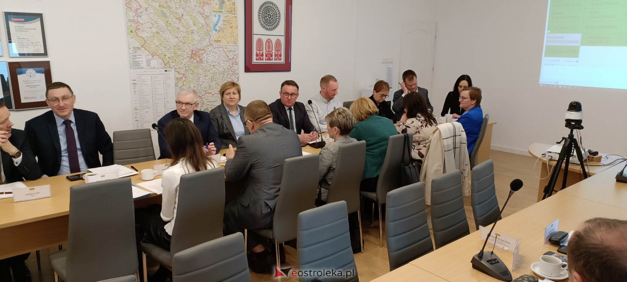 Sesja rady powiatu ostrołęckiego [7.03.2023] - zdjęcie #12 - eOstroleka.pl