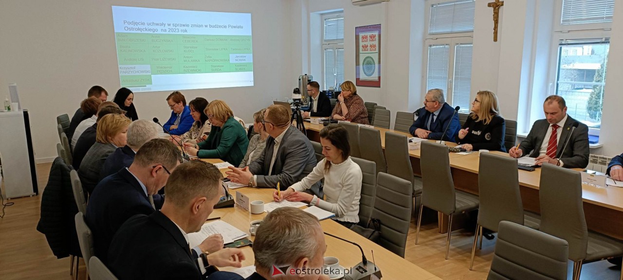 Sesja rady powiatu ostrołęckiego [7.03.2023] - zdjęcie #1 - eOstroleka.pl