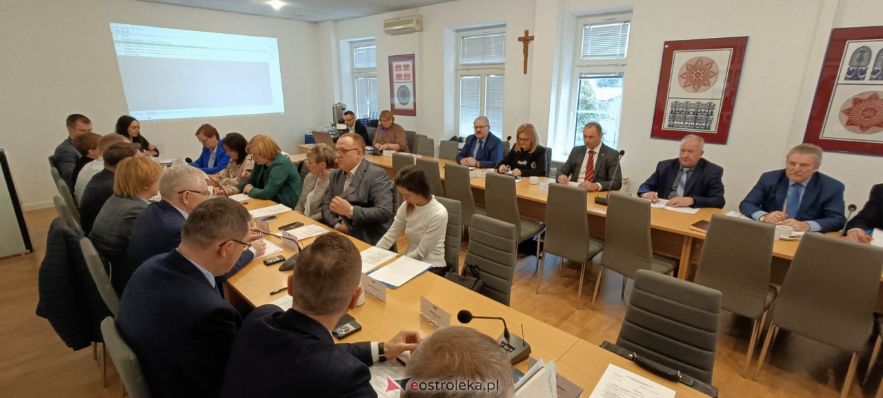 Sesja rady powiatu ostrołęckiego [7.03.2023] - zdjęcie #5 - eOstroleka.pl