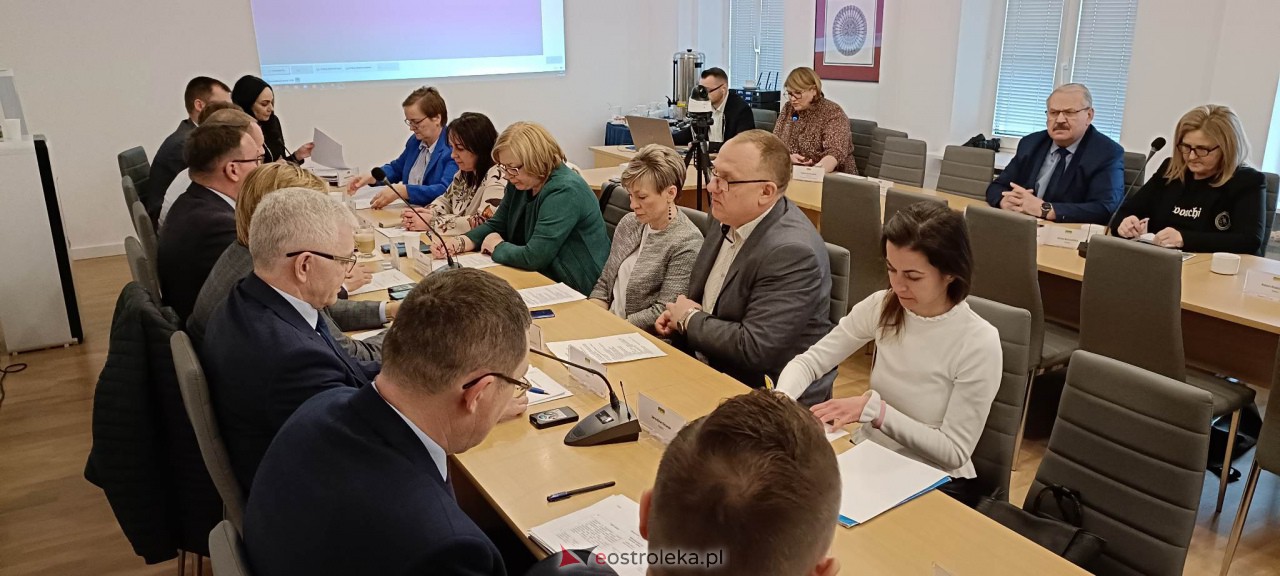 Sesja rady powiatu ostrołęckiego [7.03.2023] - zdjęcie #7 - eOstroleka.pl