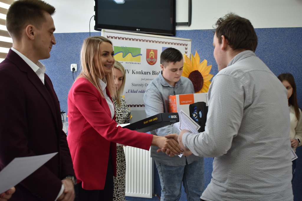 Konkurs biologiczny patronatem Starosty Ostrołęckiego. Temat: układ oddechowy zwierząt - zdjęcie #10 - eOstroleka.pl