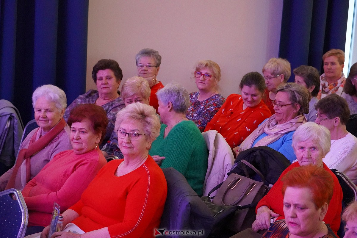 Dzień Kobiet w Goworowie. Pokaz mody w wykonaniu seniorów i spotkanie z DJ WIKĄ [8.03.2023] - zdjęcie #9 - eOstroleka.pl
