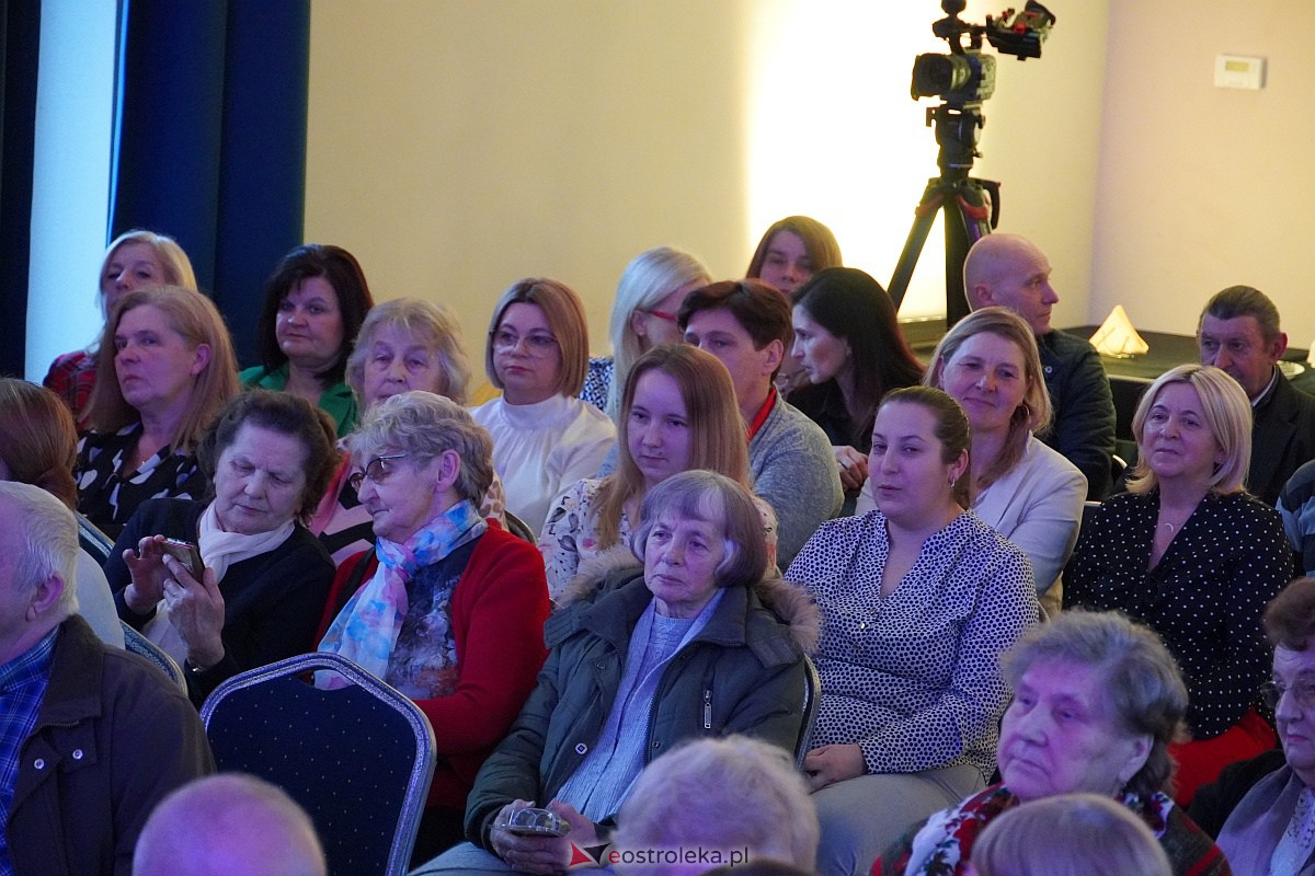 Dzień Kobiet w Goworowie. Pokaz mody w wykonaniu seniorów i spotkanie z DJ WIKĄ [8.03.2023] - zdjęcie #16 - eOstroleka.pl