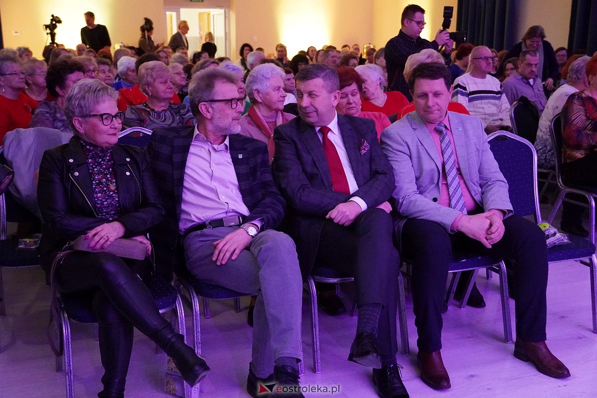 Dzień Kobiet w Goworowie. Pokaz mody w wykonaniu seniorów i spotkanie z DJ WIKĄ [8.03.2023] - zdjęcie #72 - eOstroleka.pl