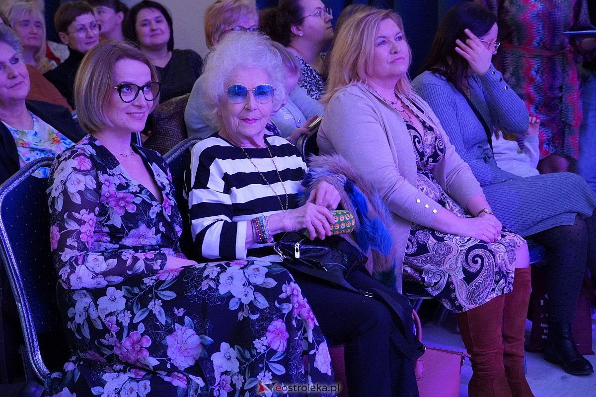 Dzień Kobiet w Goworowie. Pokaz mody w wykonaniu seniorów i spotkanie z DJ WIKĄ [8.03.2023] - zdjęcie #25 - eOstroleka.pl
