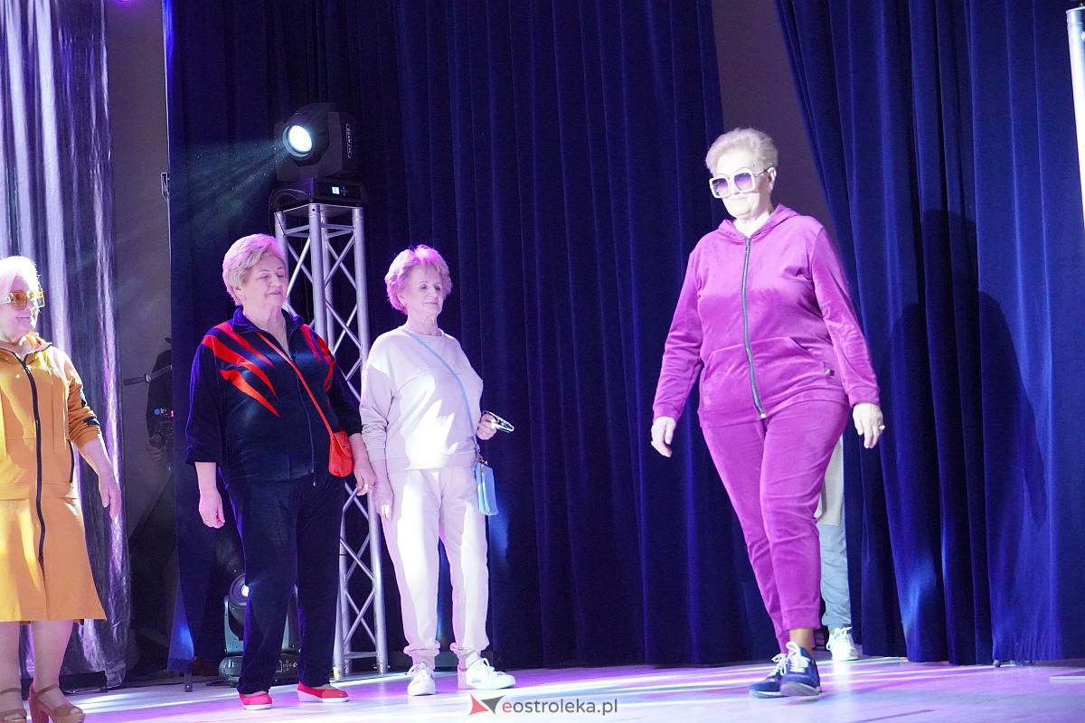 Dzień Kobiet w Goworowie. Pokaz mody w wykonaniu seniorów i spotkanie z DJ WIKĄ [8.03.2023] - zdjęcie #34 - eOstroleka.pl