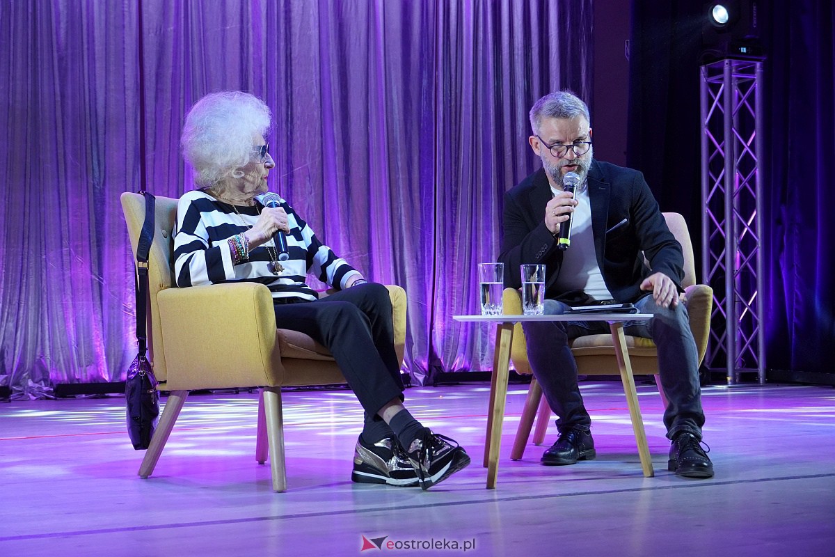 Dzień Kobiet w Goworowie. Pokaz mody w wykonaniu seniorów i spotkanie z DJ WIKĄ [8.03.2023] - zdjęcie #44 - eOstroleka.pl