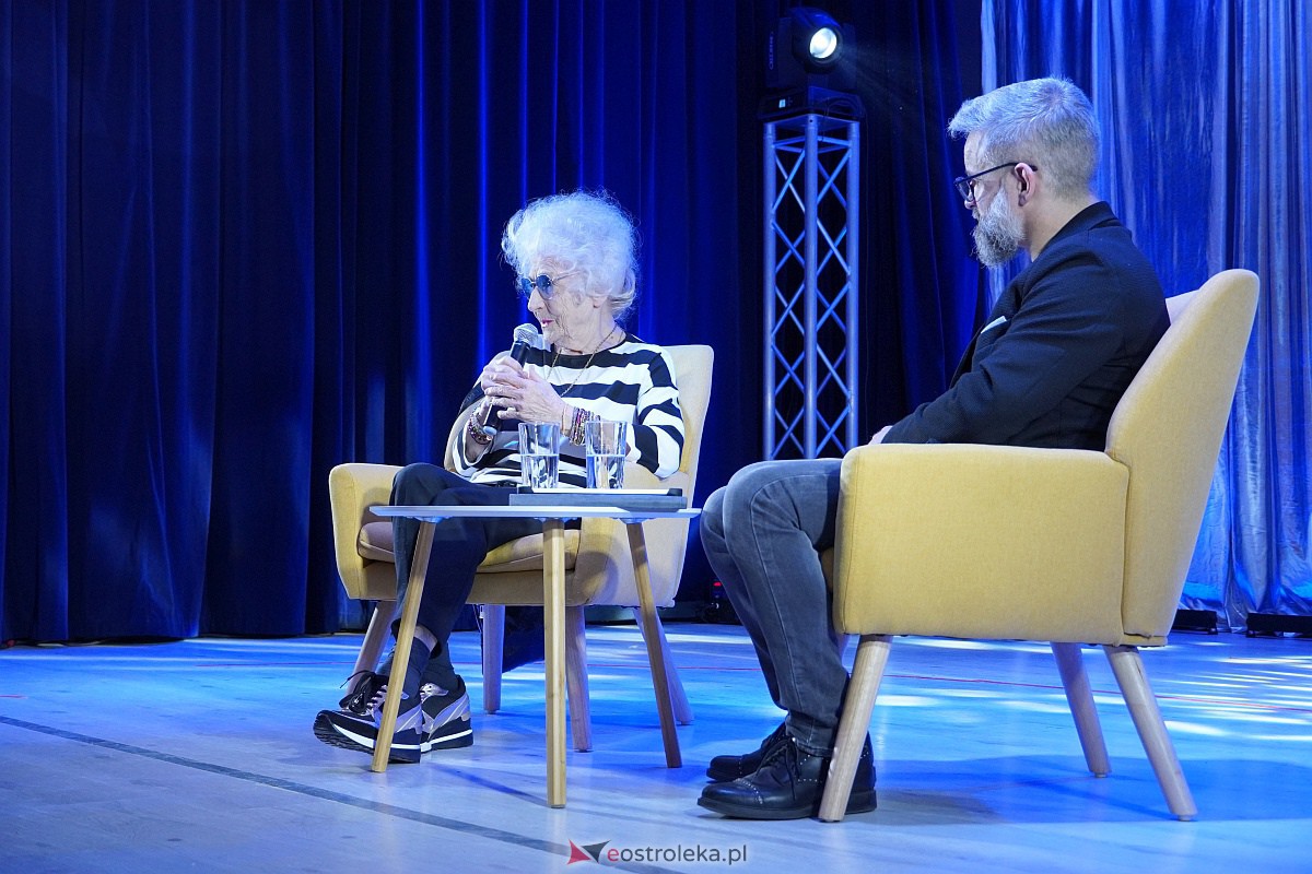 Dzień Kobiet w Goworowie. Pokaz mody w wykonaniu seniorów i spotkanie z DJ WIKĄ [8.03.2023] - zdjęcie #38 - eOstroleka.pl