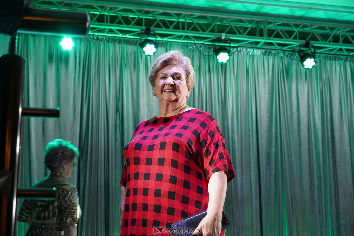 Dzień Kobiet w Goworowie. Pokaz mody w wykonaniu seniorów i spotkanie z DJ WIKĄ [8.03.2023] - zdjęcie #34 - eOstroleka.pl