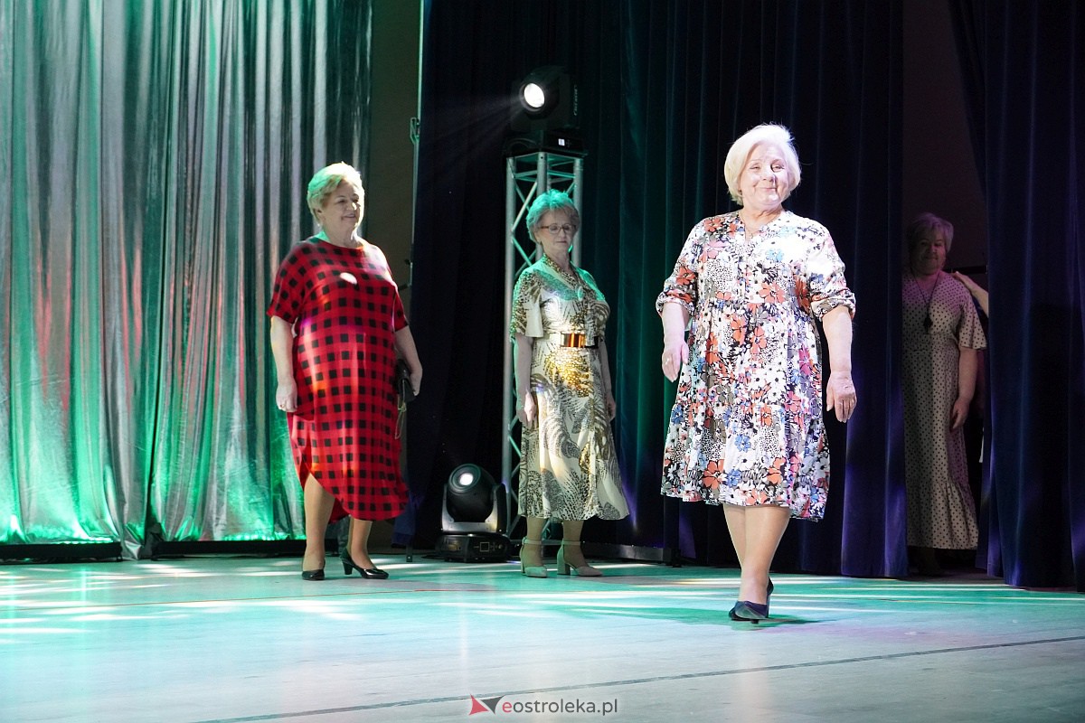 Dzień Kobiet w Goworowie. Pokaz mody w wykonaniu seniorów i spotkanie z DJ WIKĄ [8.03.2023] - zdjęcie #31 - eOstroleka.pl