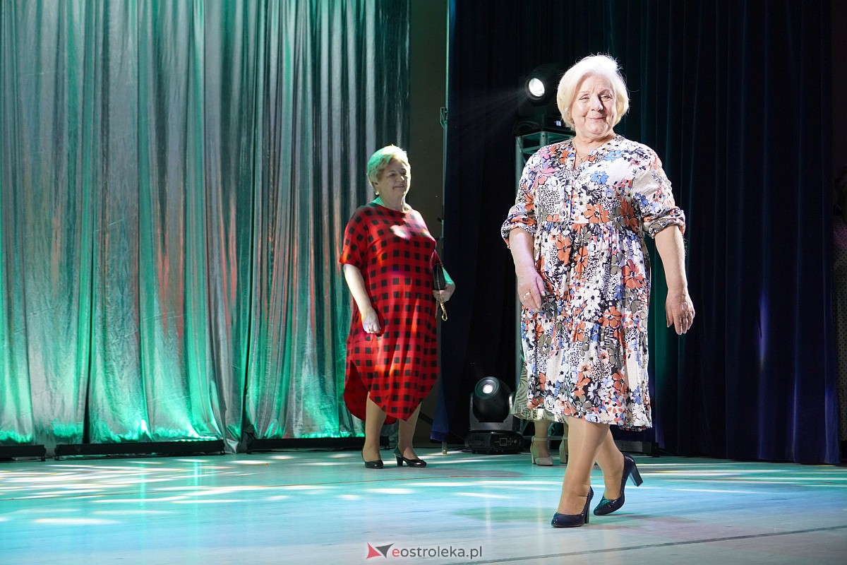 Dzień Kobiet w Goworowie. Pokaz mody w wykonaniu seniorów i spotkanie z DJ WIKĄ [8.03.2023] - zdjęcie #30 - eOstroleka.pl