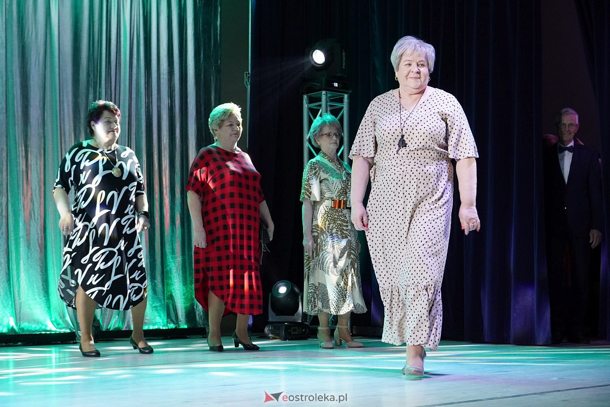 Dzień Kobiet w Goworowie. Pokaz mody w wykonaniu seniorów i spotkanie z DJ WIKĄ [8.03.2023] - zdjęcie #27 - eOstroleka.pl