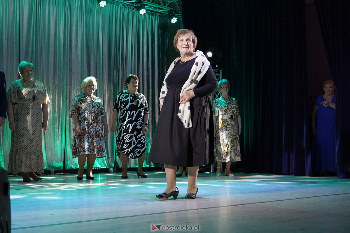Dzień Kobiet w Goworowie. Pokaz mody w wykonaniu seniorów i spotkanie z DJ WIKĄ [8.03.2023] - zdjęcie #74 - eOstroleka.pl