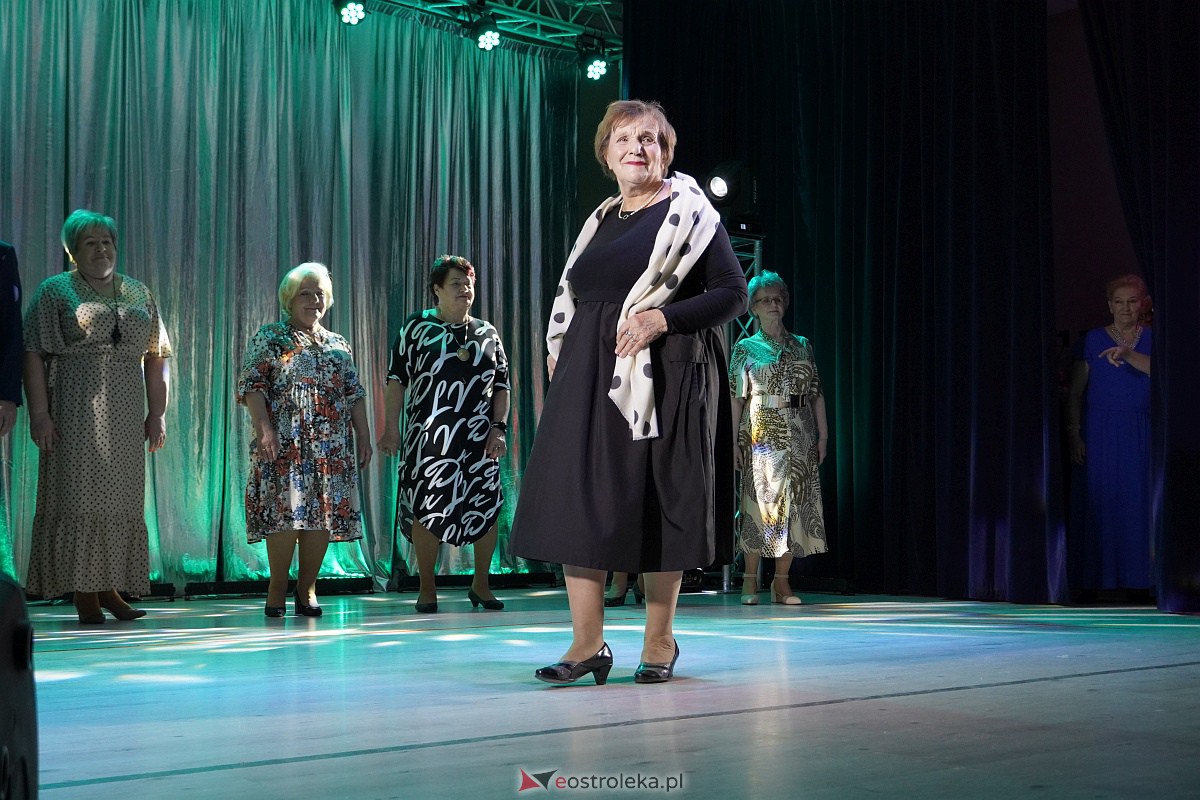 Dzień Kobiet w Goworowie. Pokaz mody w wykonaniu seniorów i spotkanie z DJ WIKĄ [8.03.2023] - zdjęcie #19 - eOstroleka.pl