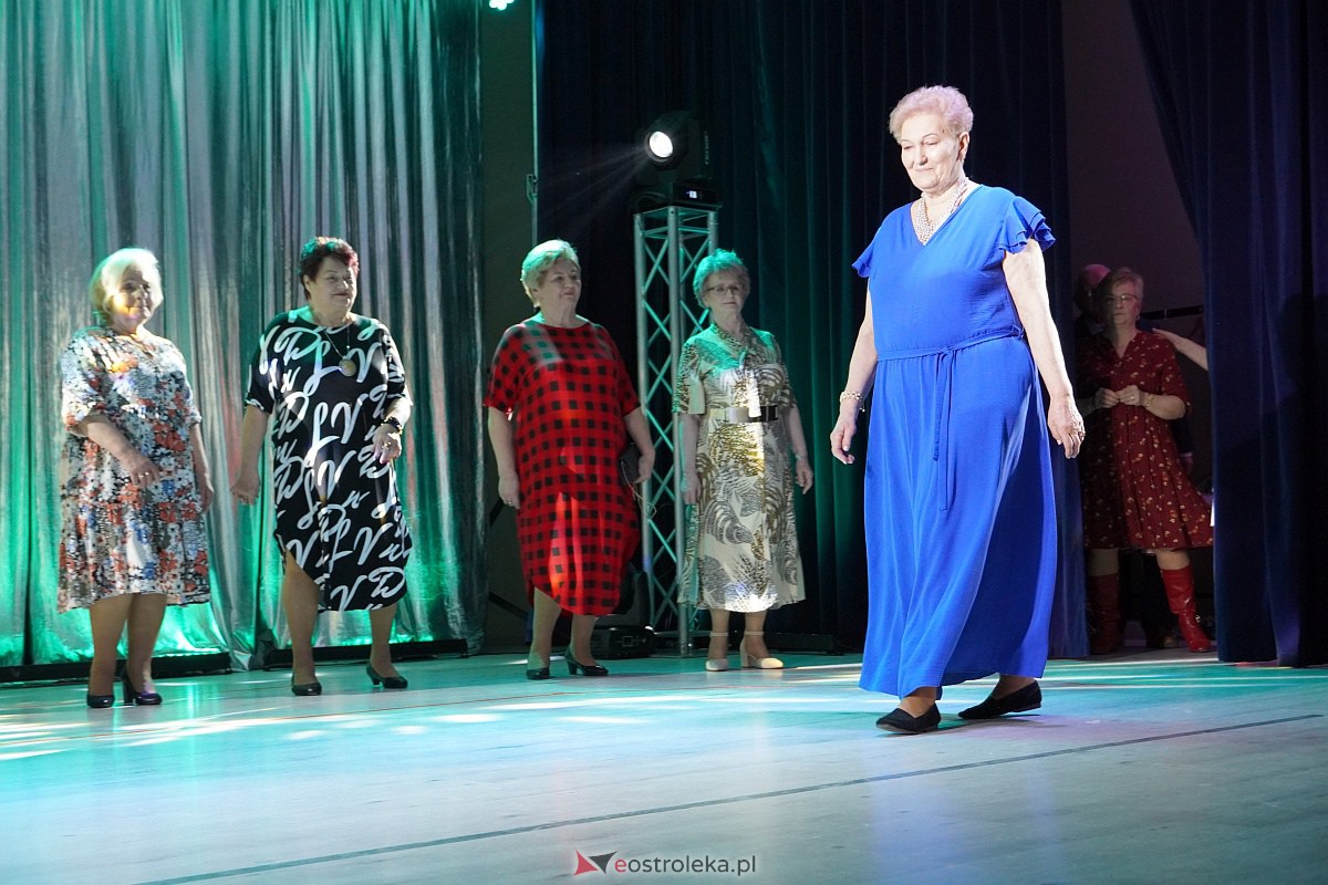 Dzień Kobiet w Goworowie. Pokaz mody w wykonaniu seniorów i spotkanie z DJ WIKĄ [8.03.2023] - zdjęcie #18 - eOstroleka.pl