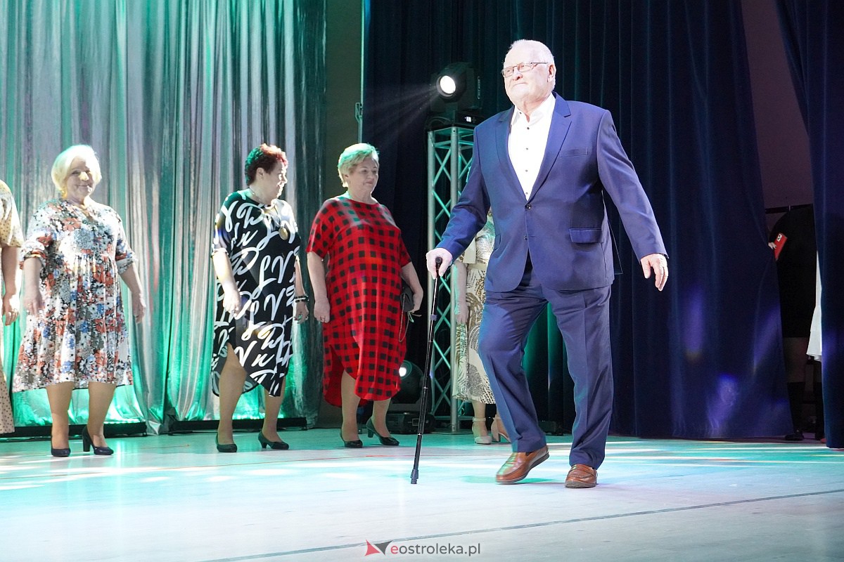 Dzień Kobiet w Goworowie. Pokaz mody w wykonaniu seniorów i spotkanie z DJ WIKĄ [8.03.2023] - zdjęcie #15 - eOstroleka.pl