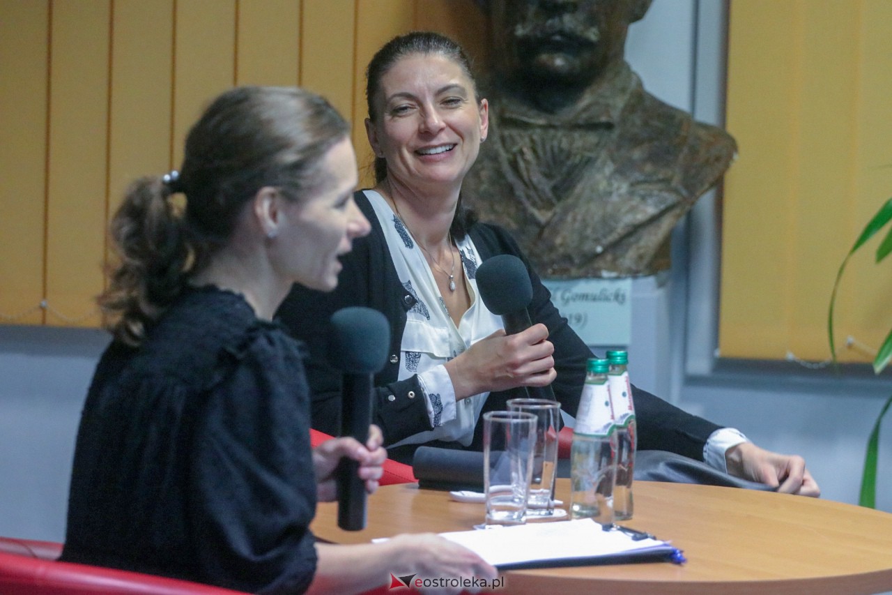 Spotkanie z Ałbeną Grabowską w Ostrołęce [09.03.2023] - zdjęcie #12 - eOstroleka.pl