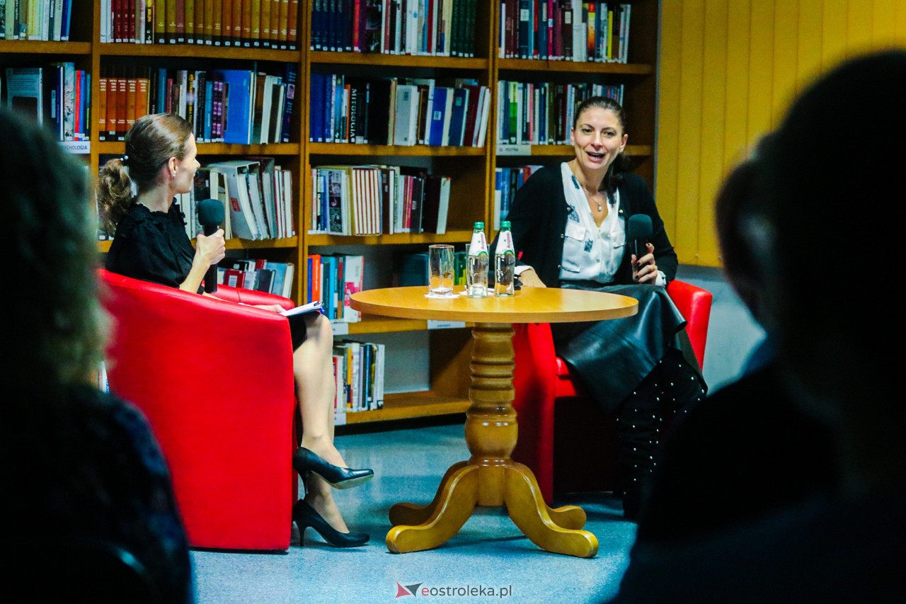Spotkanie z Ałbeną Grabowską w Ostrołęce [09.03.2023] - zdjęcie #2 - eOstroleka.pl