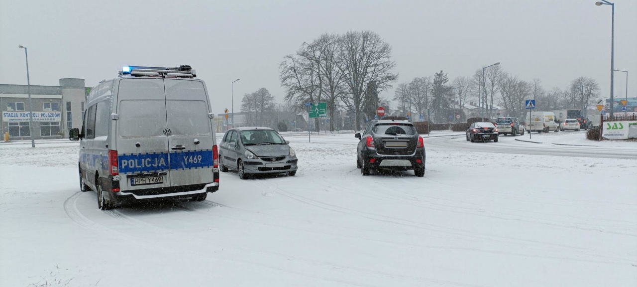 Kolizja na 11 Listopada w Ostrołęce [10.03.2023] - zdjęcie #1 - eOstroleka.pl