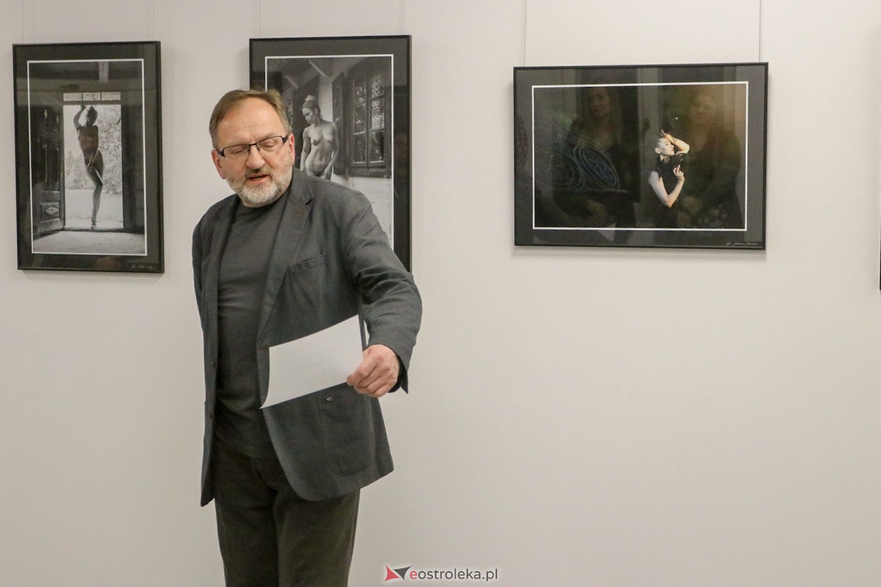 Wernisaż fotograficznej wystawy poplenerowej NIEBORÓW 2022 [10.03.2023] - zdjęcie #1 - eOstroleka.pl