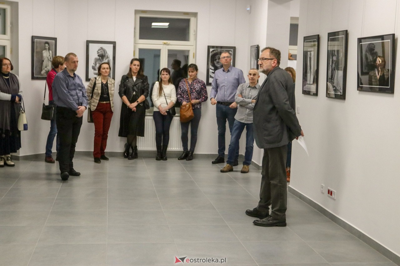 Wernisaż fotograficznej wystawy poplenerowej NIEBORÓW 2022 [10.03.2023] - zdjęcie #13 - eOstroleka.pl