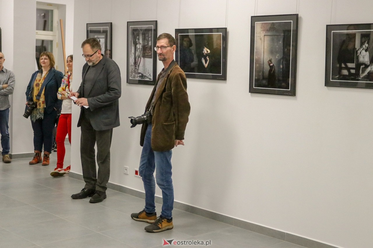 Wernisaż fotograficznej wystawy poplenerowej NIEBORÓW 2022 [10.03.2023] - zdjęcie #5 - eOstroleka.pl