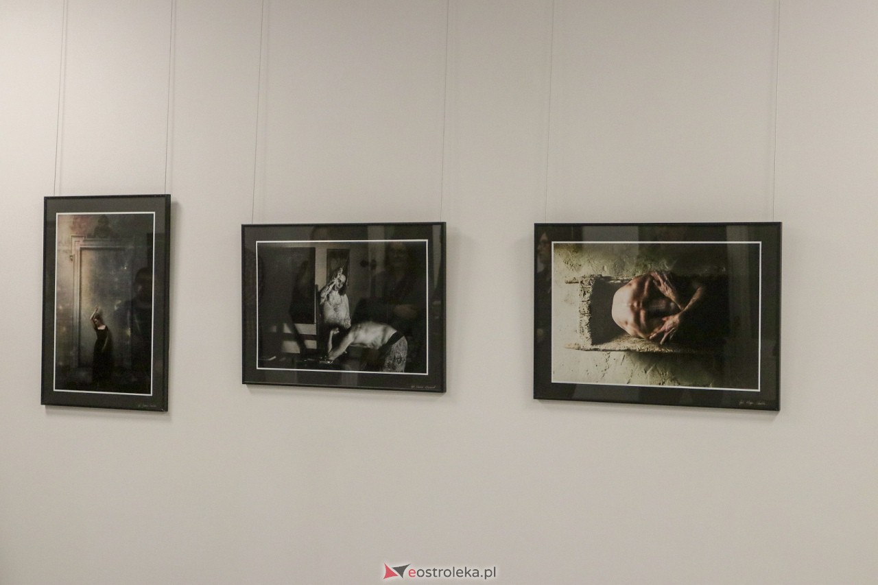 Wernisaż fotograficznej wystawy poplenerowej NIEBORÓW 2022 [10.03.2023] - zdjęcie #8 - eOstroleka.pl