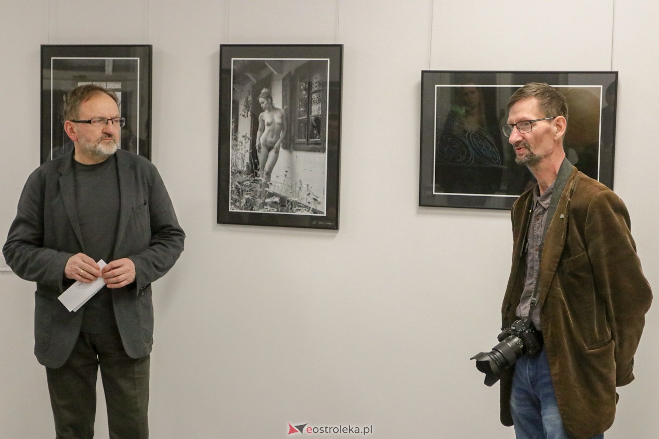 Wernisaż fotograficznej wystawy poplenerowej NIEBORÓW 2022 [10.03.2023] - zdjęcie #7 - eOstroleka.pl