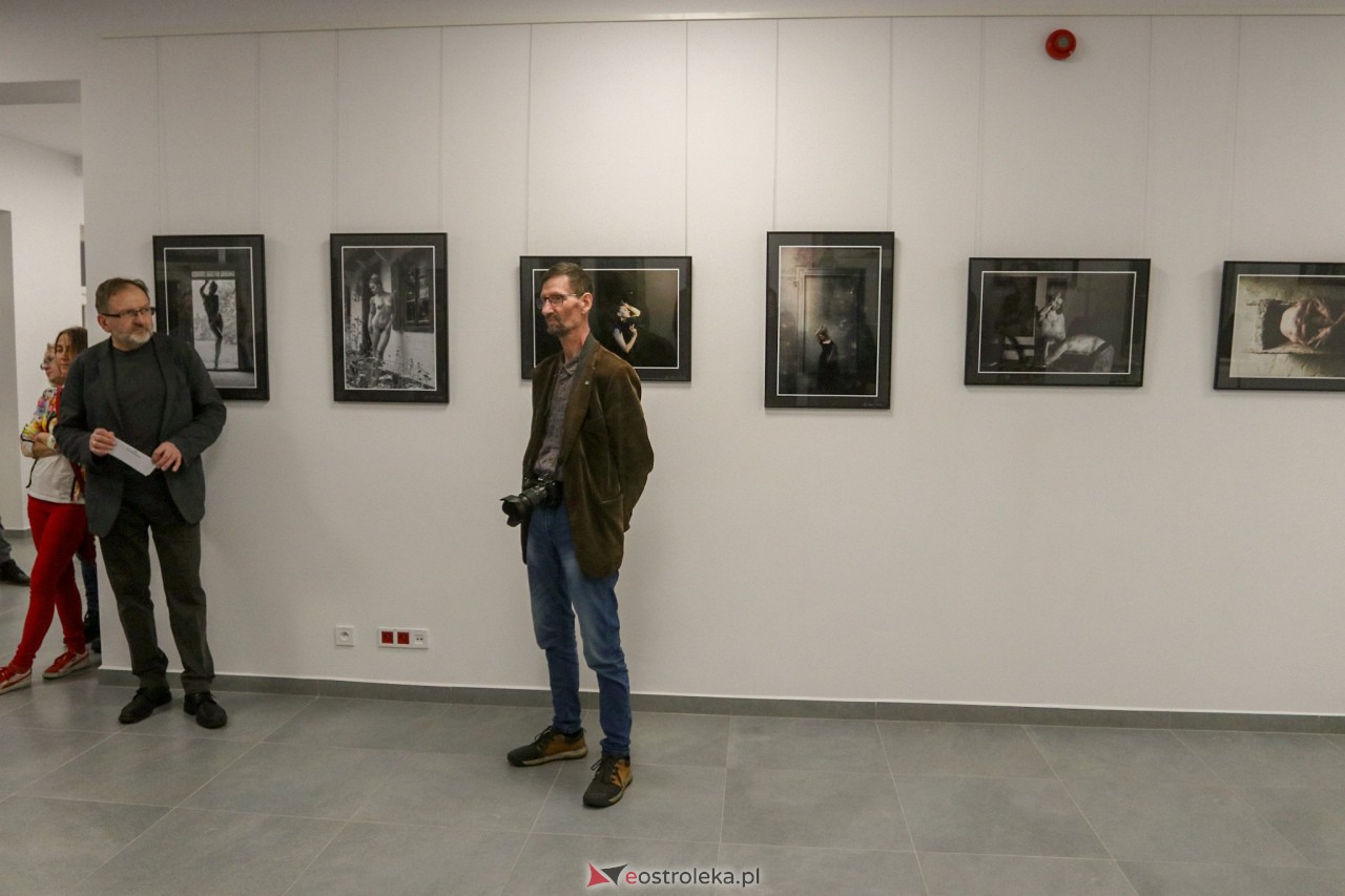 Wernisaż fotograficznej wystawy poplenerowej NIEBORÓW 2022 [10.03.2023] - zdjęcie #6 - eOstroleka.pl