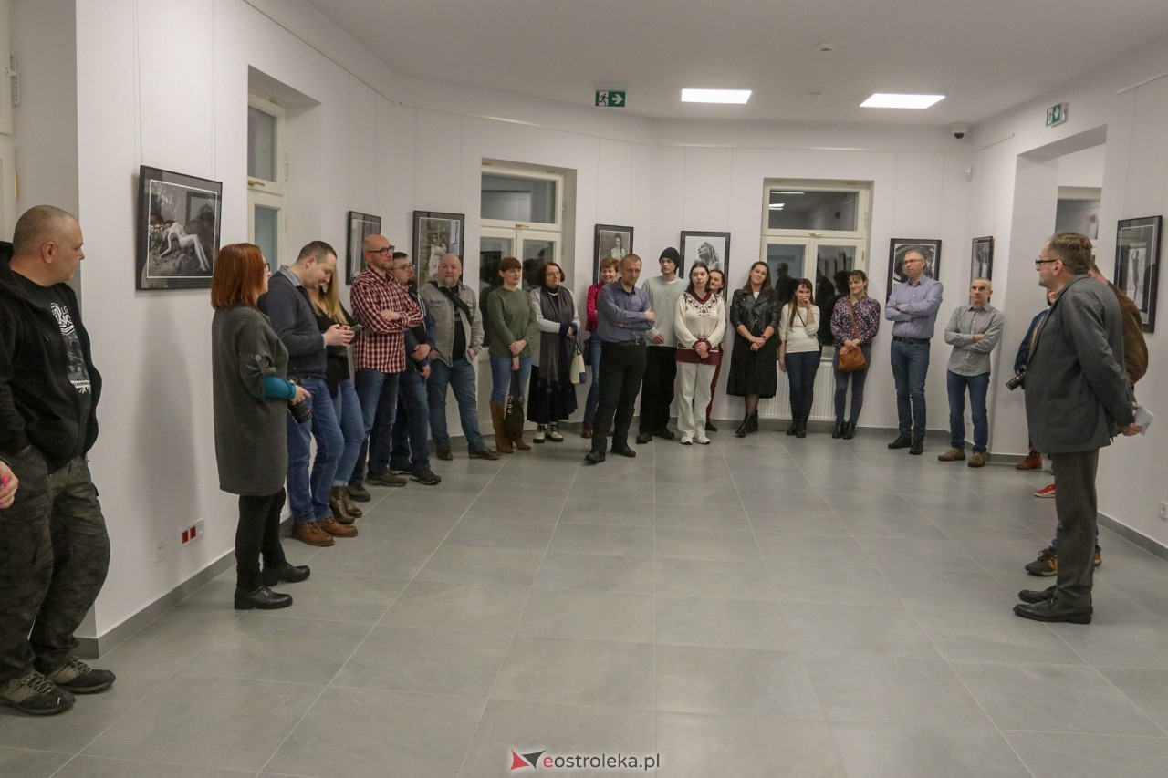 Wernisaż fotograficznej wystawy poplenerowej NIEBORÓW 2022 [10.03.2023] - zdjęcie #3 - eOstroleka.pl