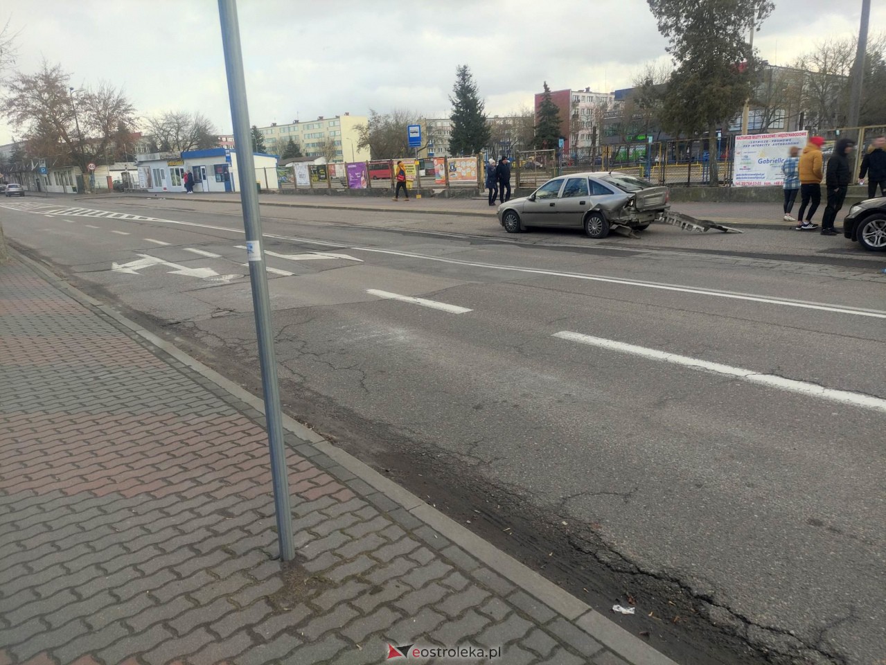 Wypadek przy dworcu PKS w Ostrolęce [12.03.2023] - zdjęcie #1 - eOstroleka.pl