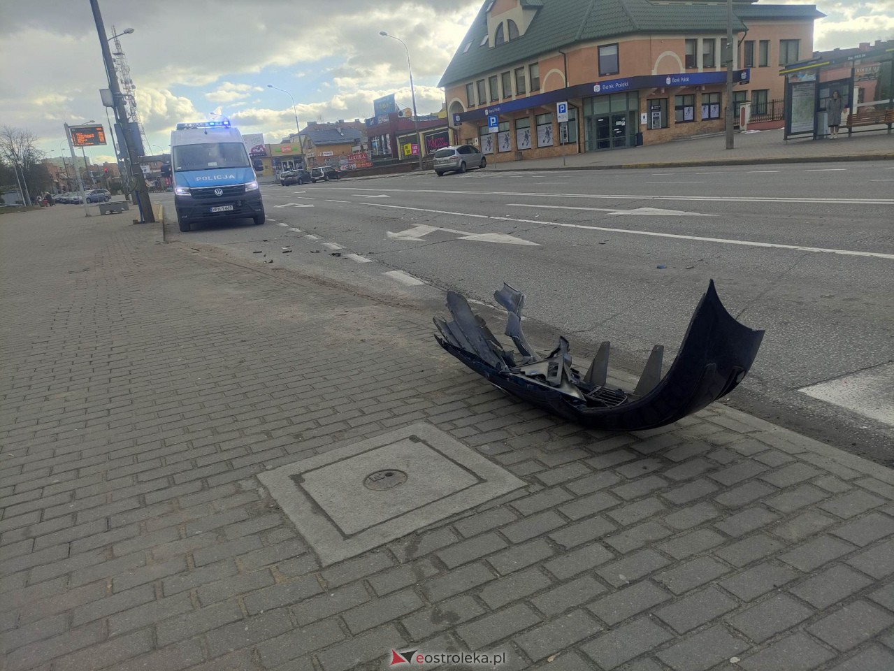 Wypadek przy dworcu PKS w Ostrolęce [12.03.2023] - zdjęcie #3 - eOstroleka.pl