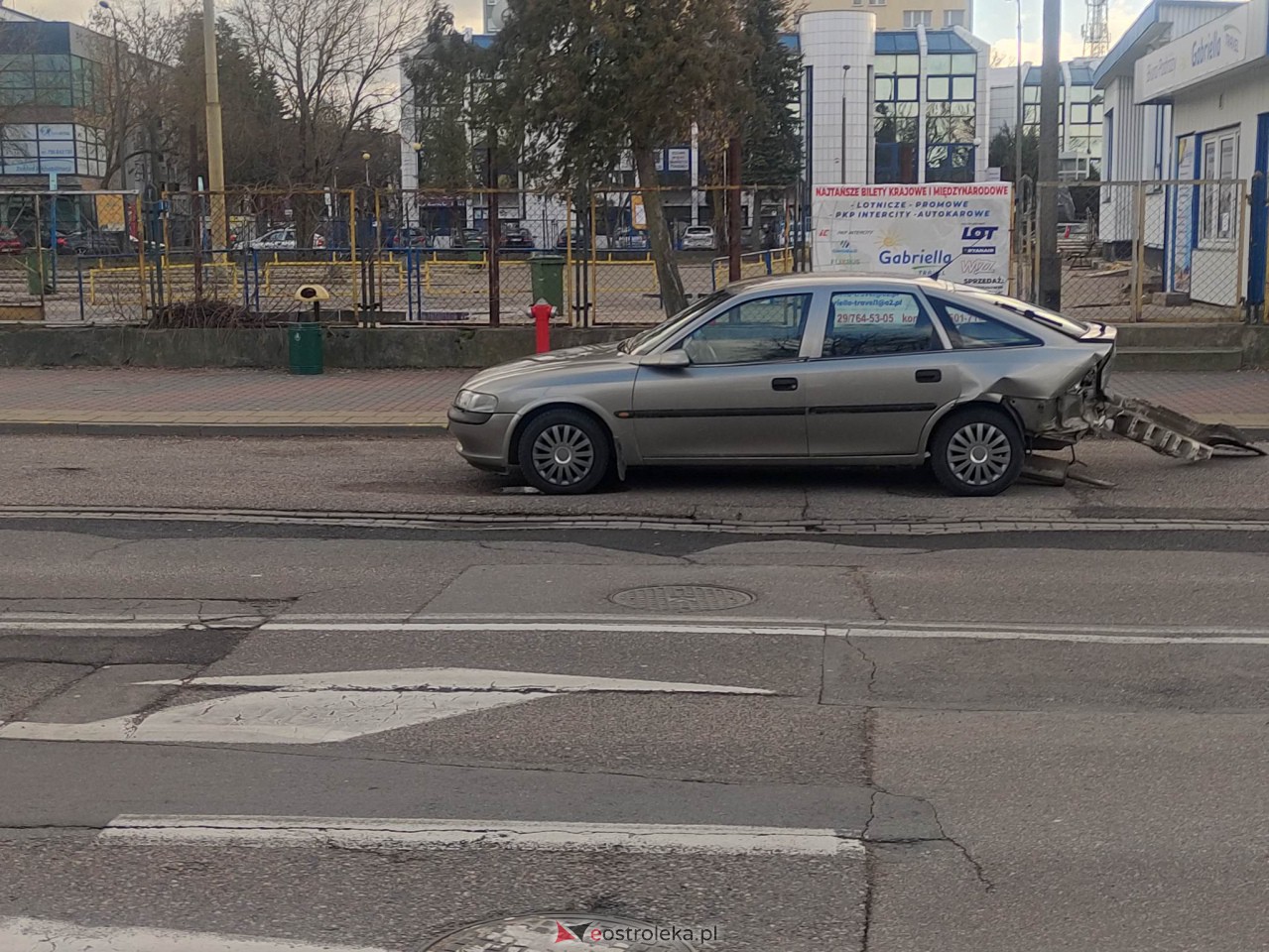 Wypadek przy dworcu PKS w Ostrolęce [12.03.2023] - zdjęcie #5 - eOstroleka.pl