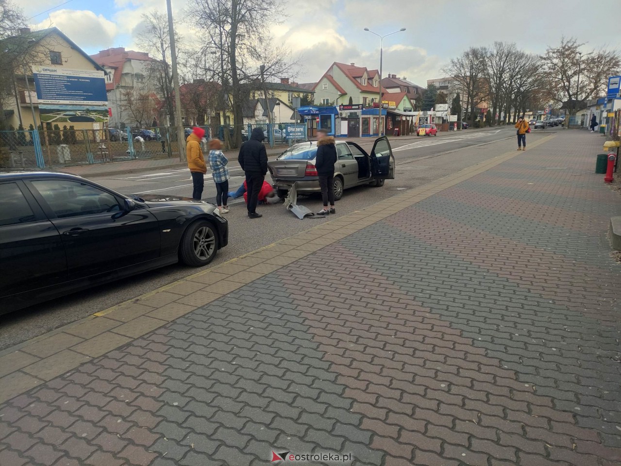 Wypadek przy dworcu PKS w Ostrolęce [12.03.2023] - zdjęcie #6 - eOstroleka.pl