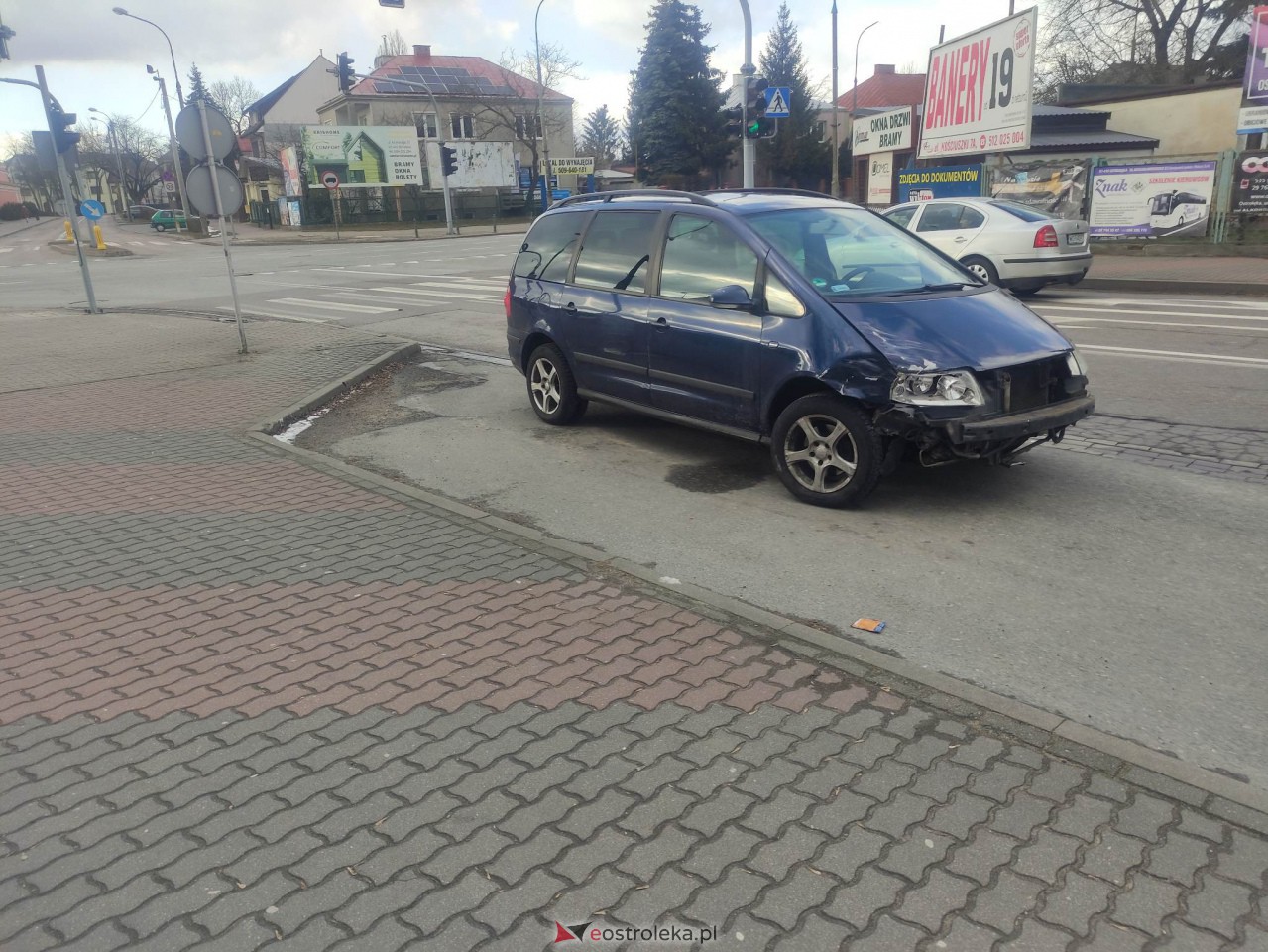 Wypadek przy dworcu PKS w Ostrolęce [12.03.2023] - zdjęcie #7 - eOstroleka.pl