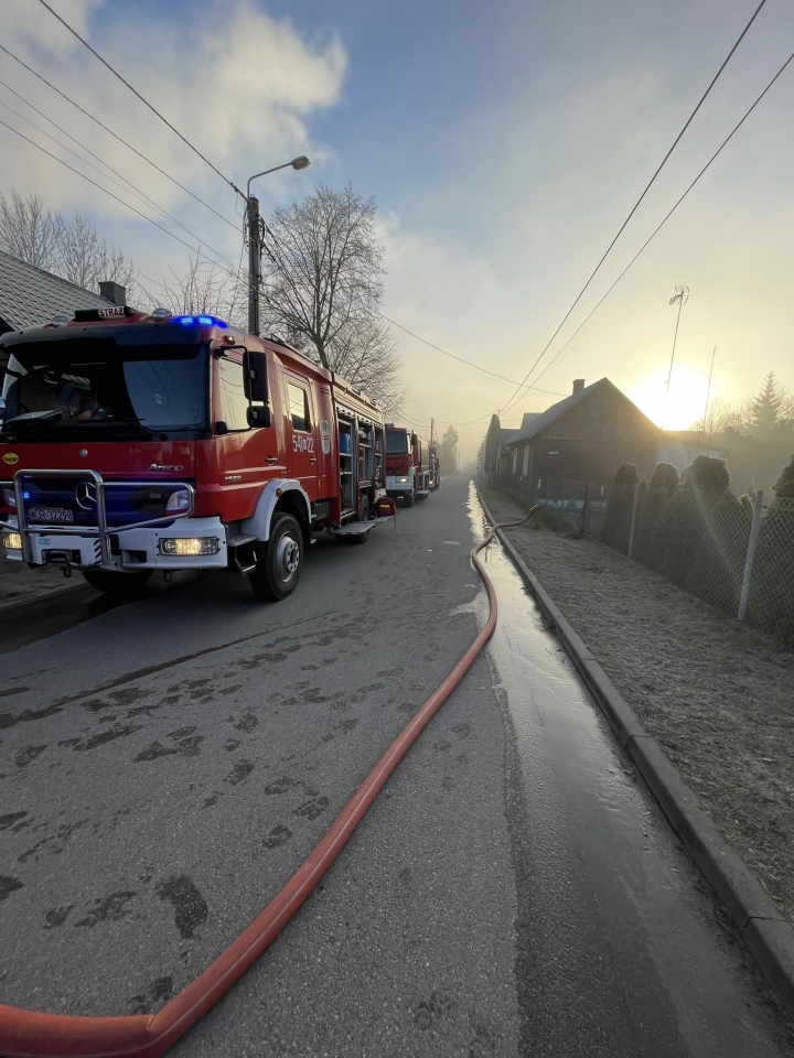 Tragiczny pożar budynku jednorodzinnego w Broku [16.03.2023] - zdjęcie #1 - eOstroleka.pl