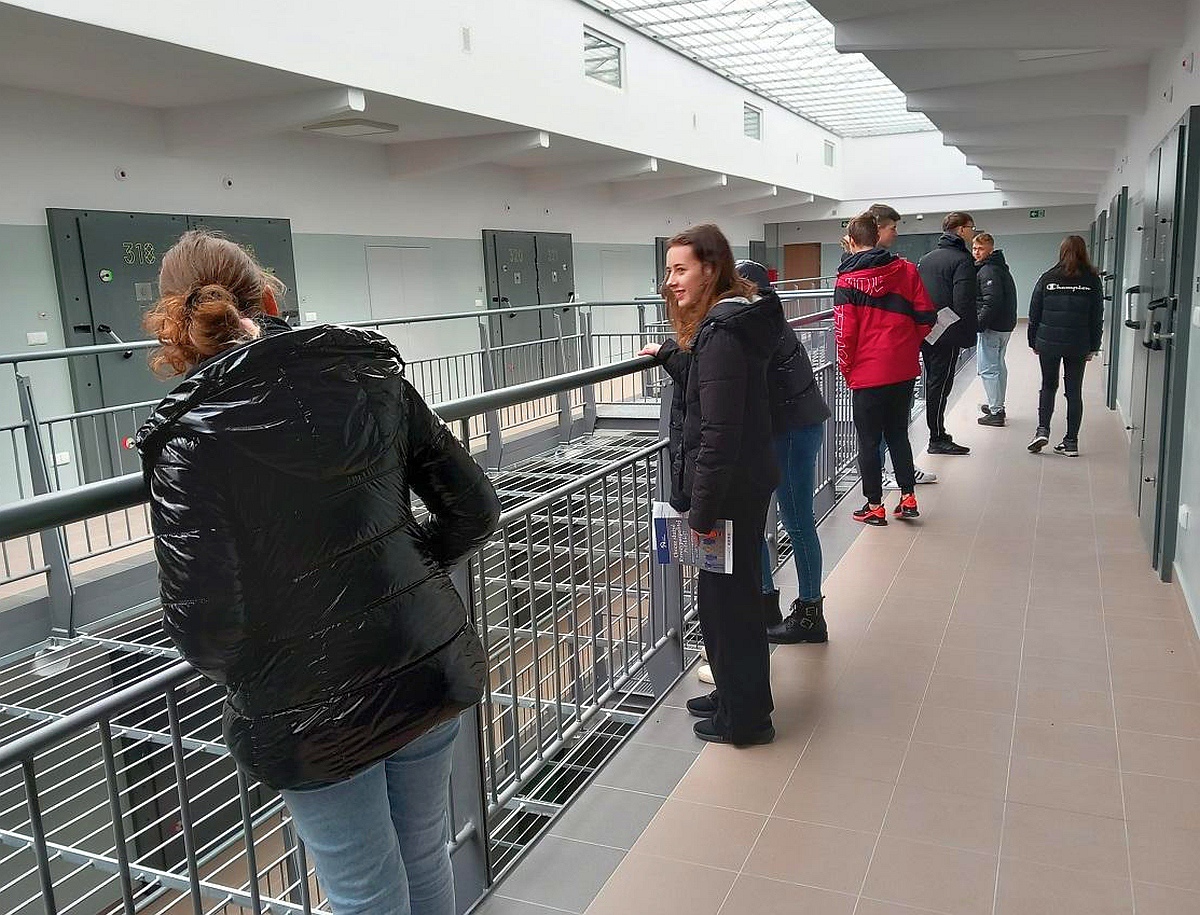 Zespół Szkół Zawodowych nr 4 z wizytą z Zakładzie Karnym w Przytułach - zdjęcie #1 - eOstroleka.pl