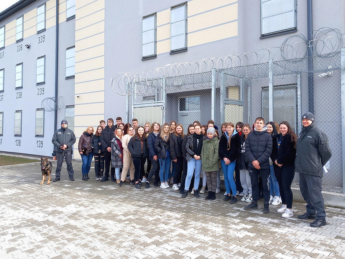 Zespół Szkół Zawodowych nr 4 z wizytą z Zakładzie Karnym w Przytułach - zdjęcie #14 - eOstroleka.pl