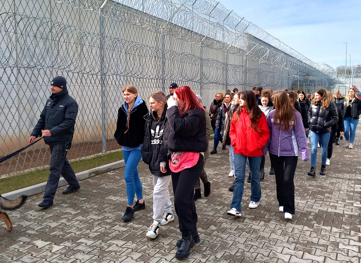 Zespół Szkół Zawodowych nr 4 z wizytą z Zakładzie Karnym w Przytułach - zdjęcie #13 - eOstroleka.pl
