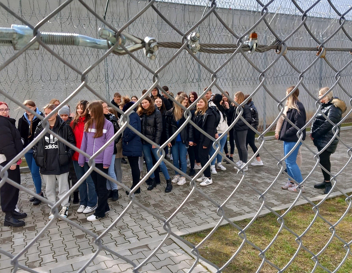 Zespół Szkół Zawodowych nr 4 z wizytą z Zakładzie Karnym w Przytułach - zdjęcie #12 - eOstroleka.pl