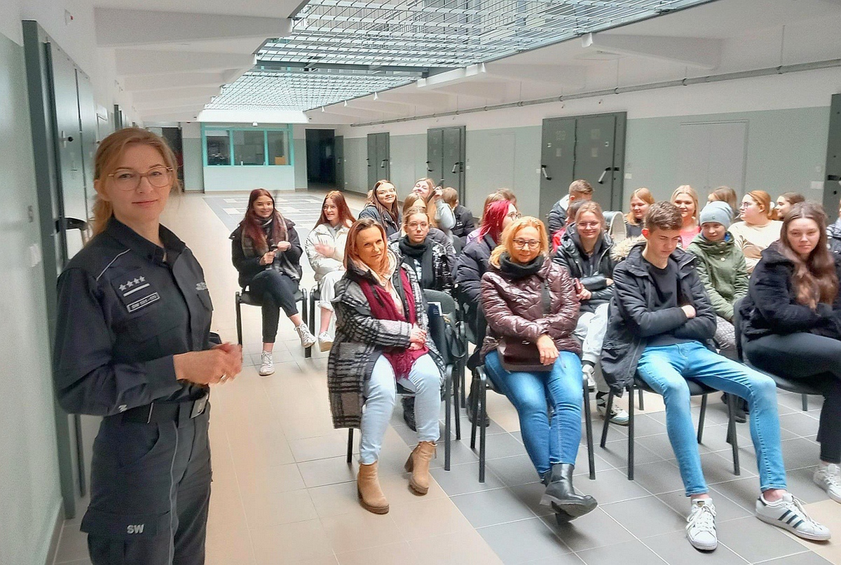 Zespół Szkół Zawodowych nr 4 z wizytą z Zakładzie Karnym w Przytułach - zdjęcie #10 - eOstroleka.pl