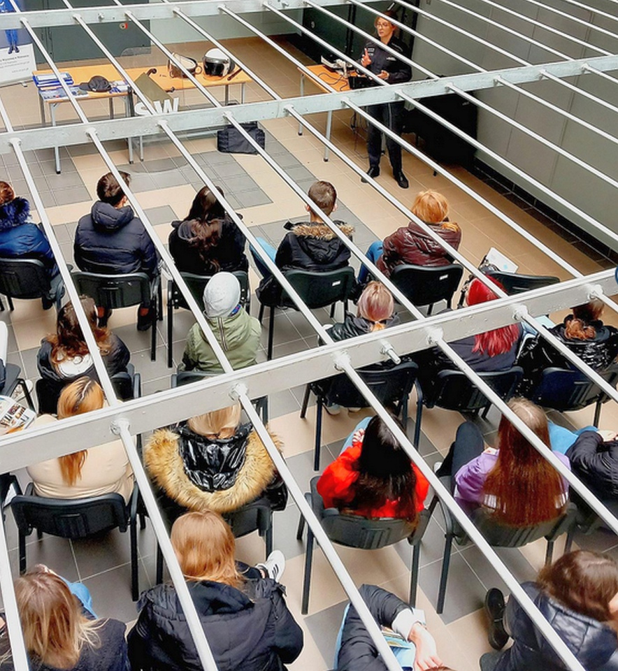 Zespół Szkół Zawodowych nr 4 z wizytą z Zakładzie Karnym w Przytułach - zdjęcie #9 - eOstroleka.pl