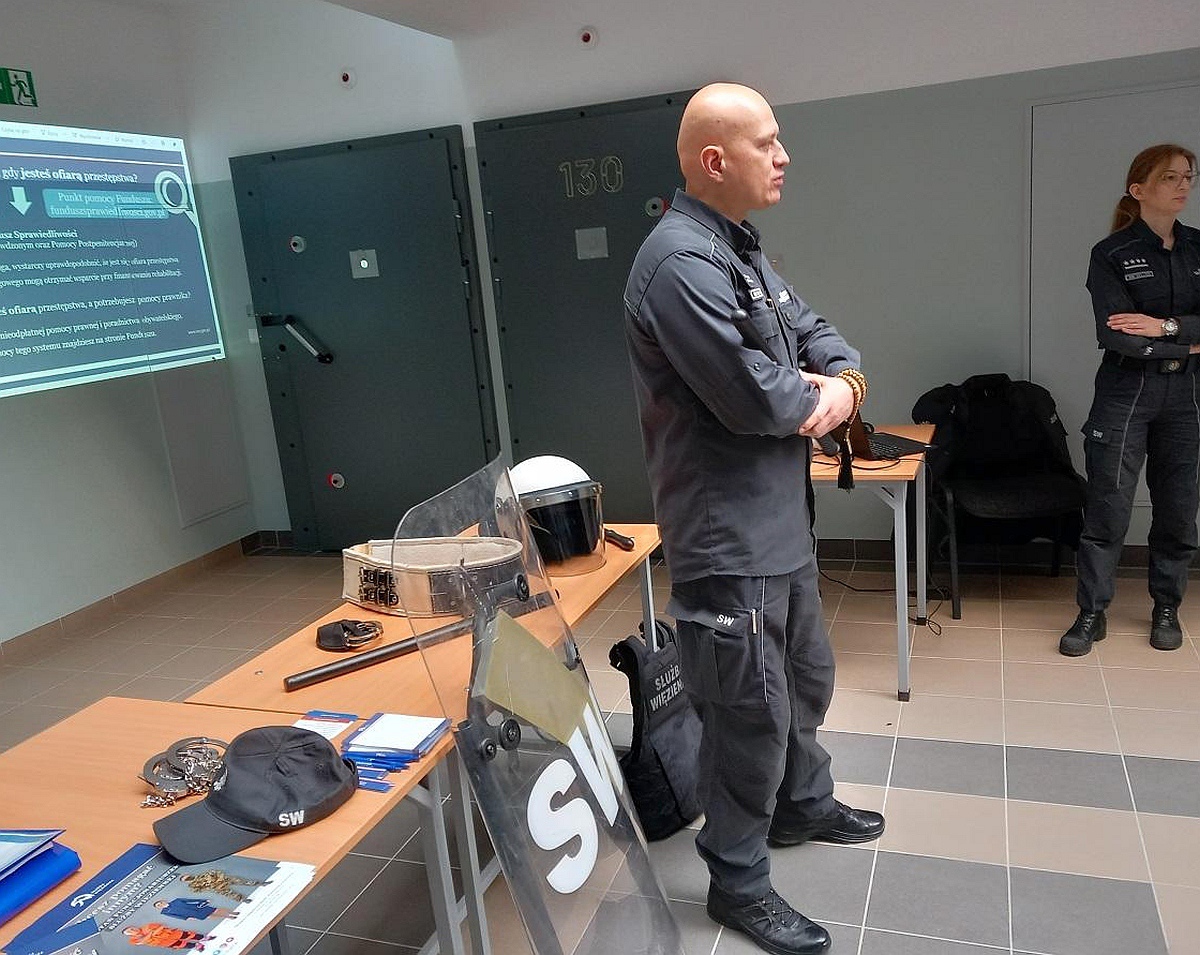 Zespół Szkół Zawodowych nr 4 z wizytą z Zakładzie Karnym w Przytułach - zdjęcie #8 - eOstroleka.pl