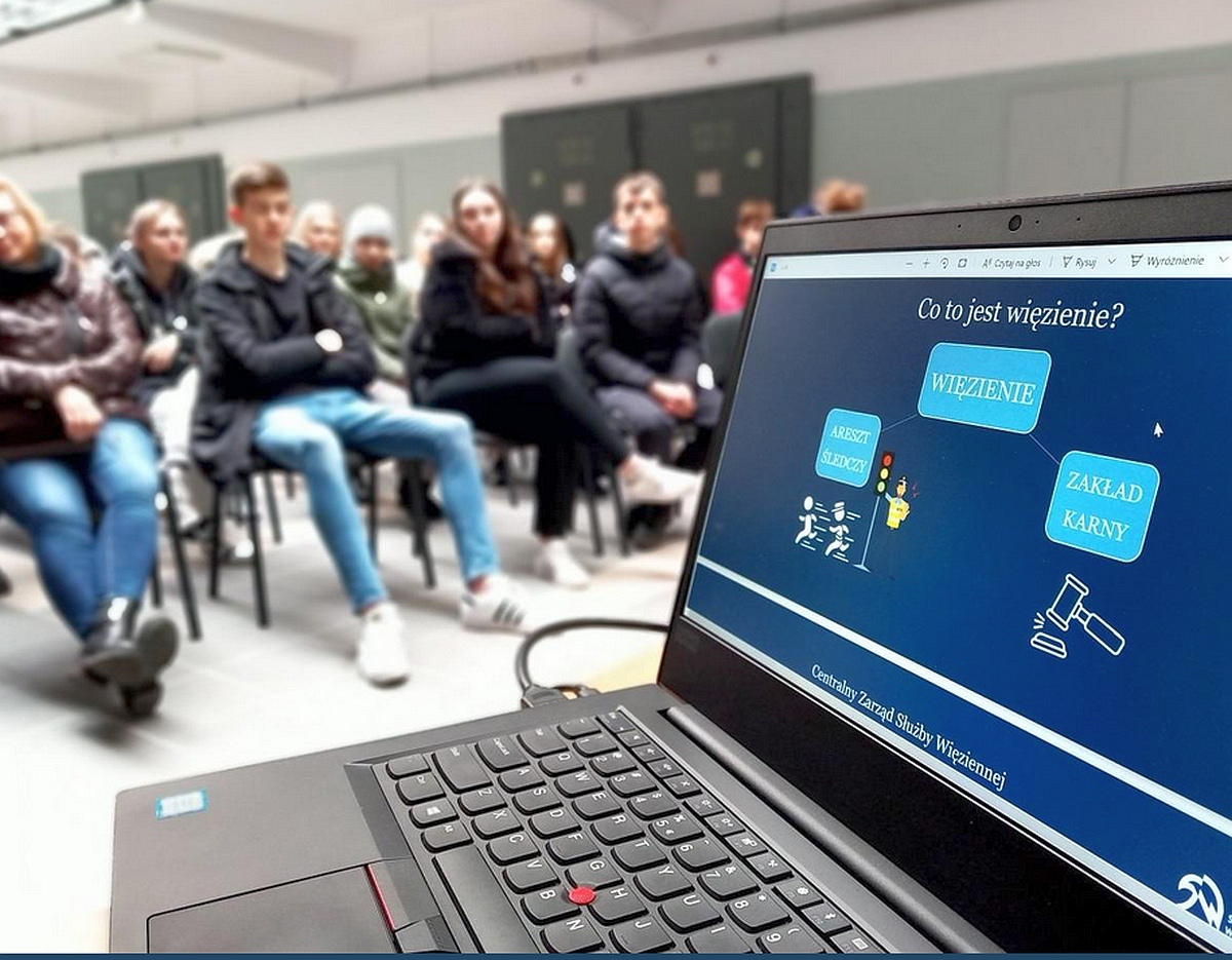 Zespół Szkół Zawodowych nr 4 z wizytą z Zakładzie Karnym w Przytułach - zdjęcie #7 - eOstroleka.pl