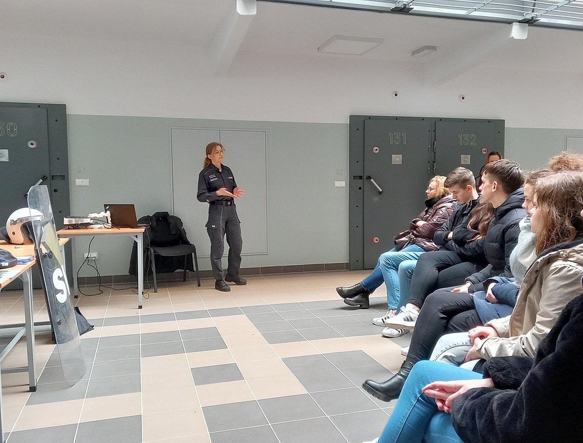 Zespół Szkół Zawodowych nr 4 z wizytą z Zakładzie Karnym w Przytułach - zdjęcie #6 - eOstroleka.pl