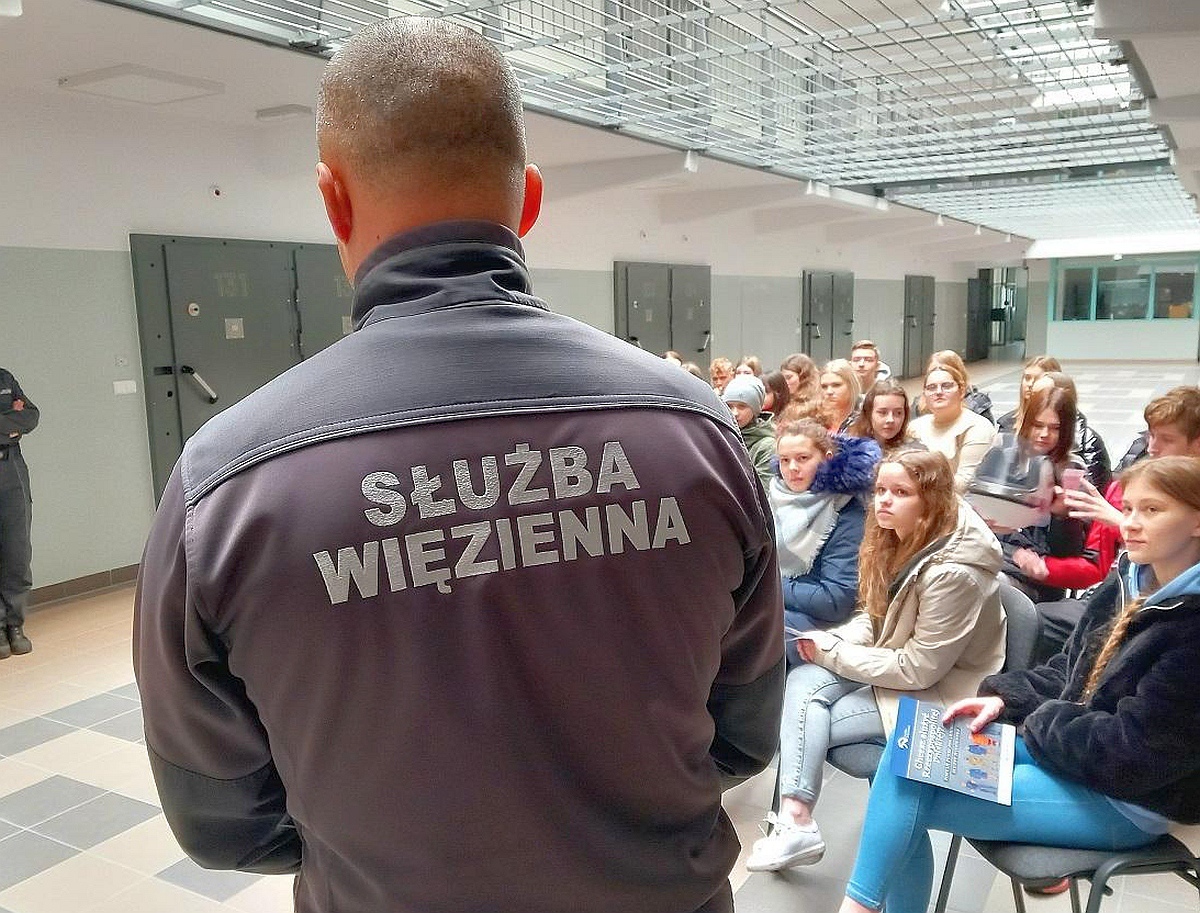 Zespół Szkół Zawodowych nr 4 z wizytą z Zakładzie Karnym w Przytułach - zdjęcie #5 - eOstroleka.pl