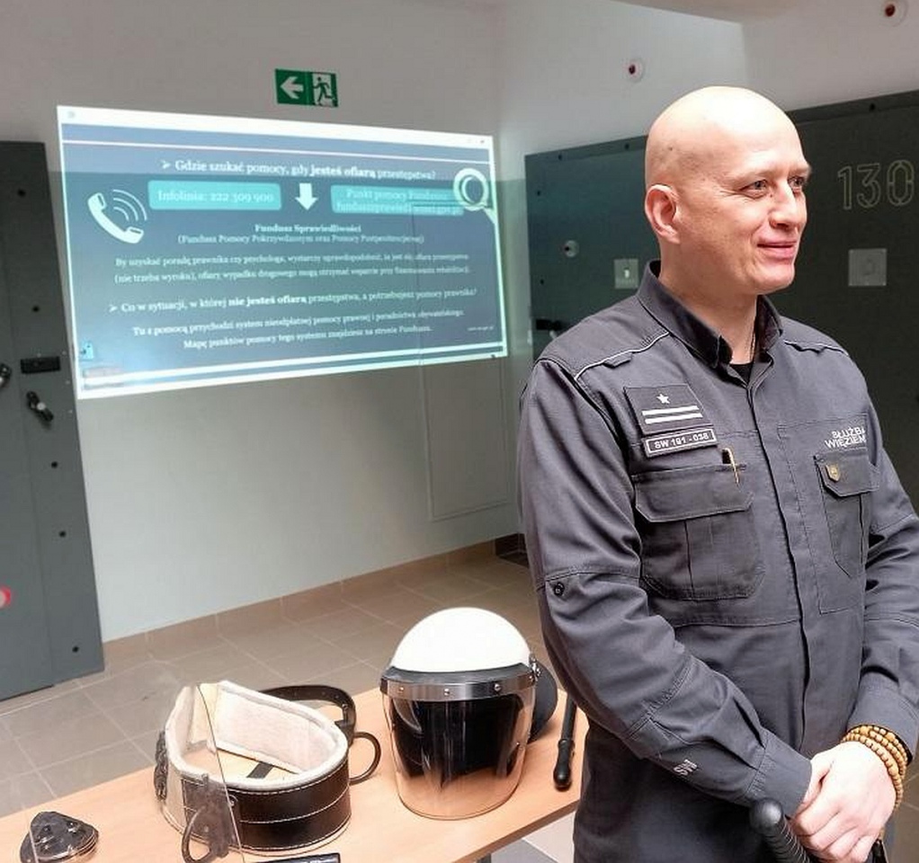 Zespół Szkół Zawodowych nr 4 z wizytą z Zakładzie Karnym w Przytułach - zdjęcie #2 - eOstroleka.pl