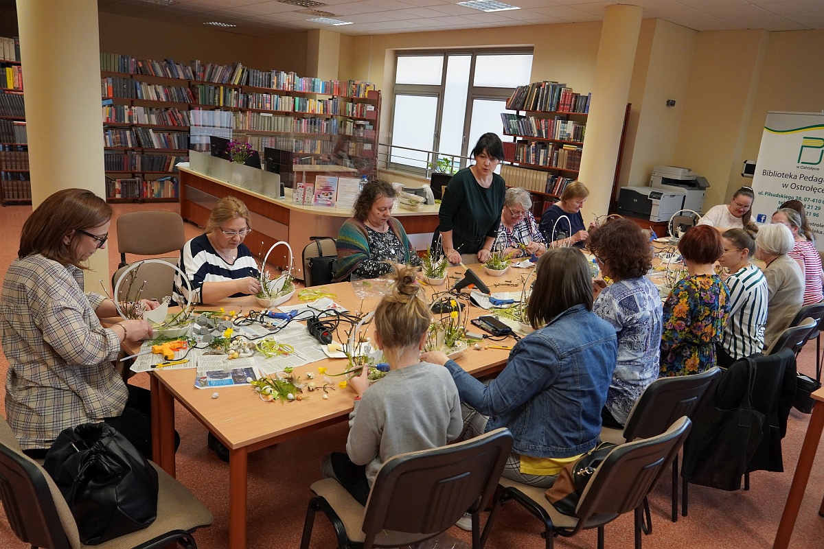 Stroik Wielkanocny. Warsztaty w Bibliotece Pedagogicznej [16.03.2023] - zdjęcie #18 - eOstroleka.pl