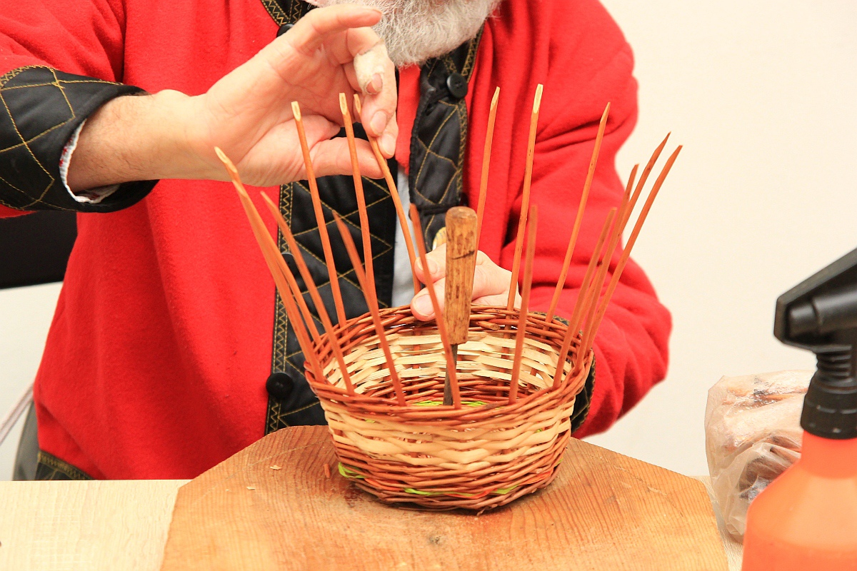 Warsztaty “Ido Śwenta Źelgejnocy” w Muzeum Kultury Kurpiowskiej [19.03.2023] - zdjęcie #17 - eOstroleka.pl